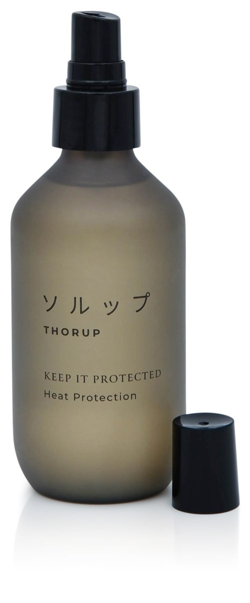 Eine graue Sprühflasche mit schwarzem Deckel und Sprühkopf, beschriftet mit japanischen Schriftzeichen, 'THORUP', und Text über Hitzeschutz.