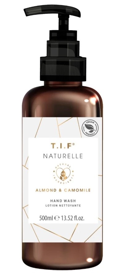 En brun flaska med svart pump, märkt T.I.F Naturelle mandel och kamomill handtvätt, 500 ml.
