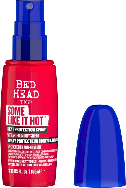 Röd sprayflaska med blått lock, märkt Bed Head TIGI Some Like It Hot värmeskyddsspray.