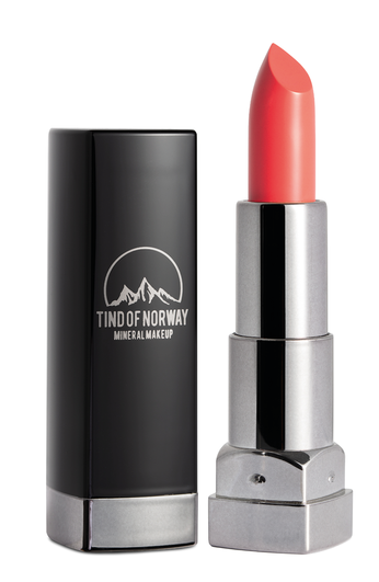 En korallfarget leppestift med svart og sølv emballasje, merket "Tind of Norway Mineral Makeup."
