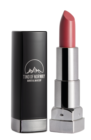 En leppestift med sølvbase og svart tube, merket 'Tind of Norway Mineral Makeup', åpent for å vise rosa farge.