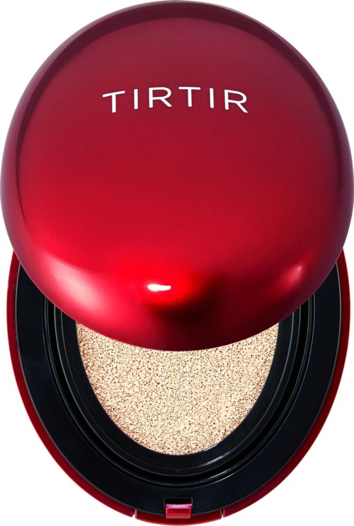 Een ronde rode compact met TIRTIR-merk op bovenkant en glinsterende lichte make-up binnen.