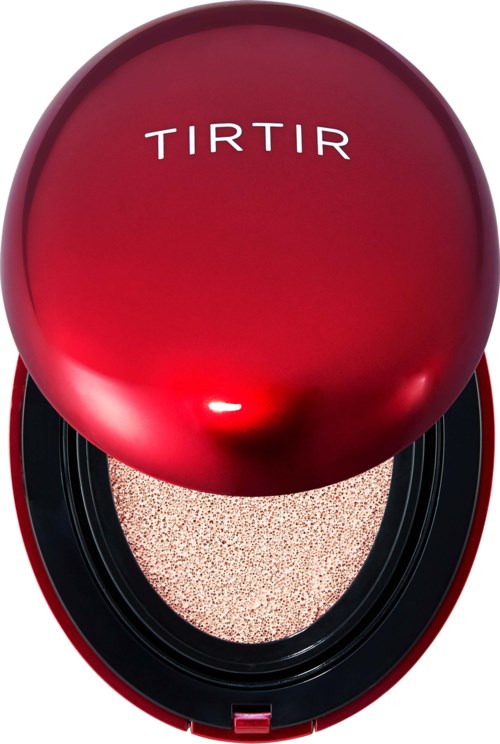Een rode compact met de merknaam TIRTIR, gedeeltelijk geopend, onthult een getextureerd, beige make-upproduct.