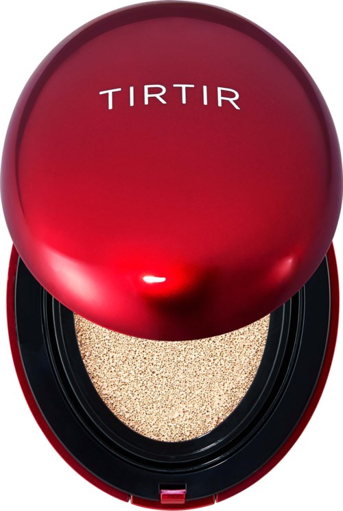 Glanzende rode compact met de naam TIRTIR bovenop, met een beige poeder erin.