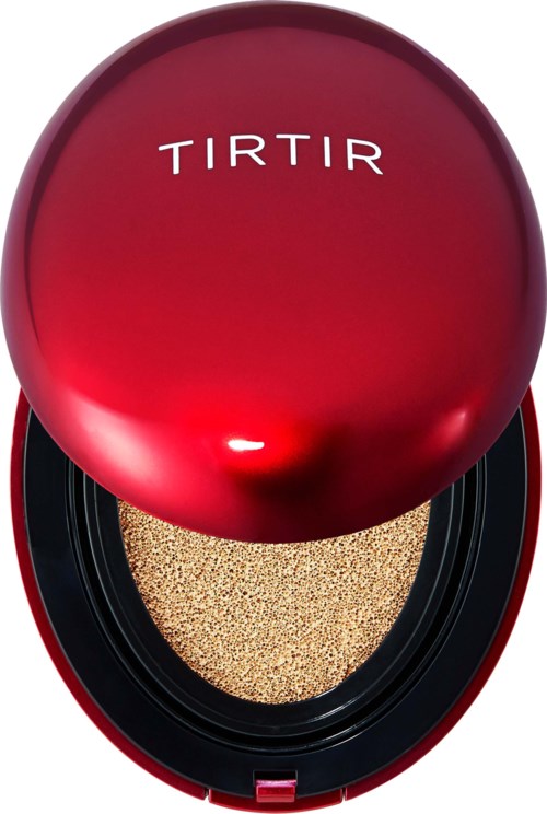 Een Tirtir-compact met een rode glanzende deksel en beige poeder binnen.