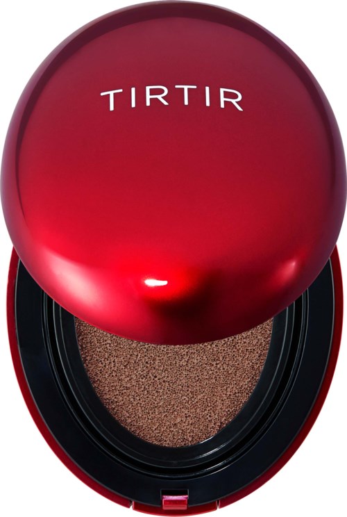 Ein roter Compact mit dem Wort TIRTIR, geöffnet, um gepressten Puder zu zeigen.