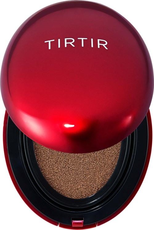 Ein roter Compact mit einem glänzenden Deckel, geöffnet, um ein braunes gepresstes Puder zu zeigen.