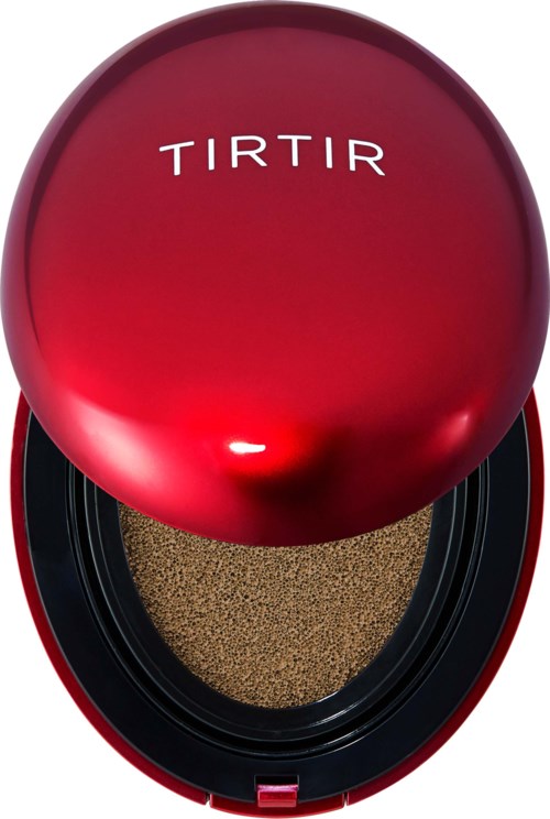 Ein roter runder Compact mit dem Wort TIRTIR auf dem Deckel, öffnet sich und zeigt ein beige Pulver.