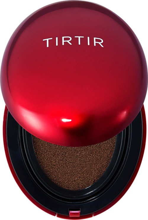 Ein roter Compact mit rundem Deckel, geöffnet, um braunen Puder zu zeigen.
