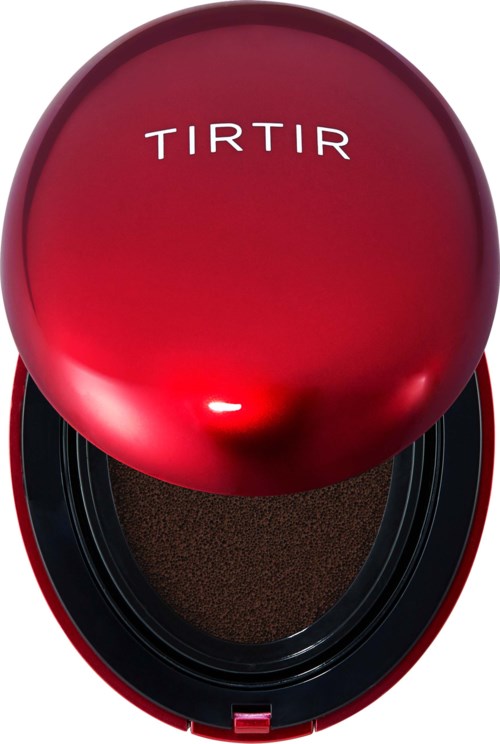 Ein roter Compact mit rundem Deckel, beschriftet 'TIRTIR', öffnet sich, um ein dunkles, strukturiertes Make-up-Produkt zu zeigen.