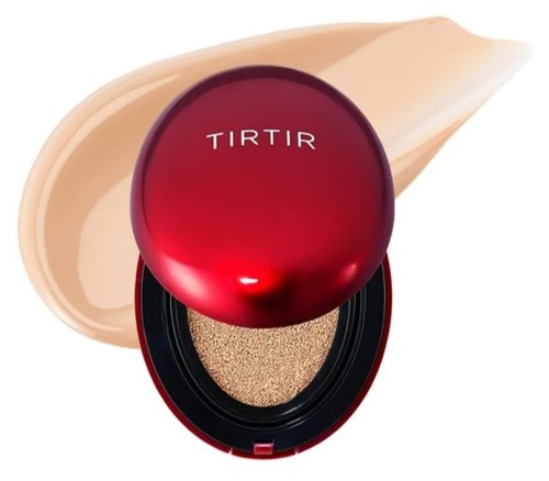 En röd rund behållare med ordet 'TIRTIR' på, öppen för att visa beige makeup inuti, med ett beige makeupprov.