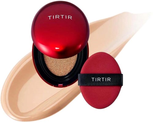 Rode compact met spons en crème, merk 'TIRTIR', beetje crème op beige achtergrond.