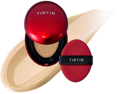 Een rood compacte met een spons en een beige crème, gemerkt TIRTIR, bevat een zachte applicator en crèmestroom.