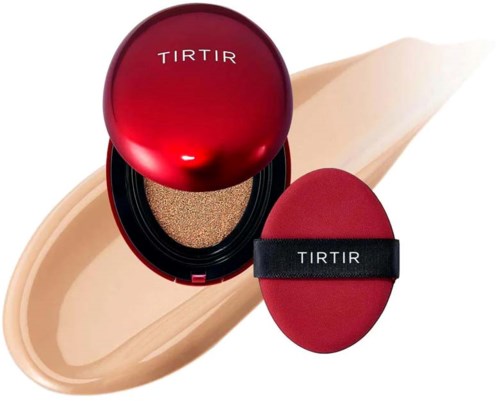 Een rode make-up compact, spons en penseel met TIRTIR-merk, geplaatst op een lichte ondergrond.