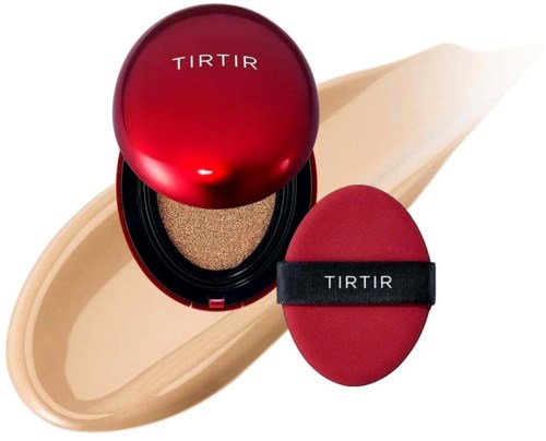 Een rode compact met het woord TIRTIR, inclusief spons en crème, op een beige achtergrond.