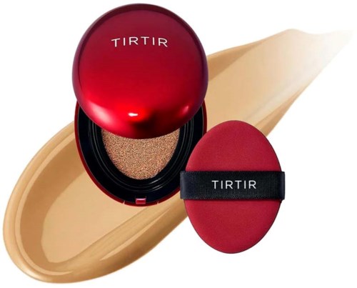 Een rode compact met een sponsapplicator en make-upproduct binnenin, met de naam 'TIRTIR'. Het staat op een beige achtergrond.
