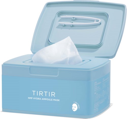 Blauer Karton mit Taschentüchern, ein Tissue herausgezogen, und eine kleine weiße Maske im Inneren.