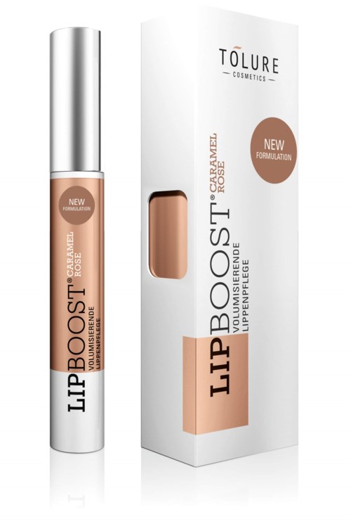 Läppglans i en tub bredvid sin förpackning, märkt 'Lip Boost'. Den visar smak av karamellros och ny formulering.