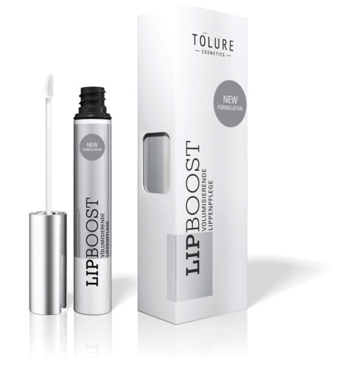 Läppglanstub bredvid förpackning med applikator, etiketter säger Lip Boost med ny formula, vit och silver design.