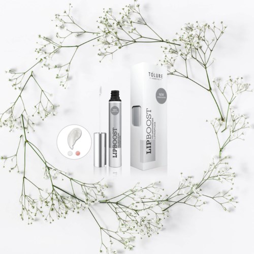 Läppbalsamrör, förpackning och små vita blommor på en vit bakgrund.