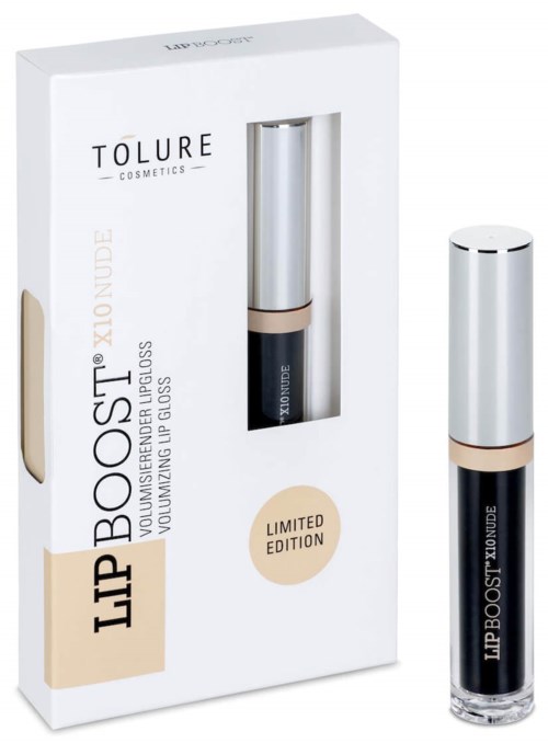 En läppglansprodukt i en vit förpackning med ett genomskinligt fönster visar den svarta glansen och den silverfärgade locket, märkt 'Lip Boost X10 Nude'.