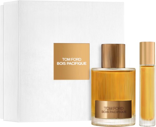 Et sett med Tom Ford Bois Pacificque parfymeflasker med gullkapsler og stripete gule flasker, plassert ved siden av en hvit eske.