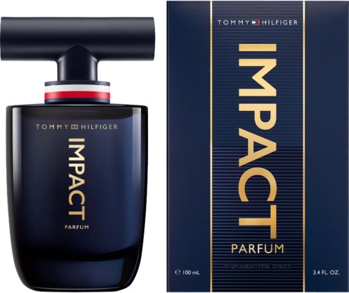 Butelka perfum Tommy Hilfiger Impact i opakowanie są ciemnoniebieskie z złotym, czerwonym i białym, proste i eleganckie.