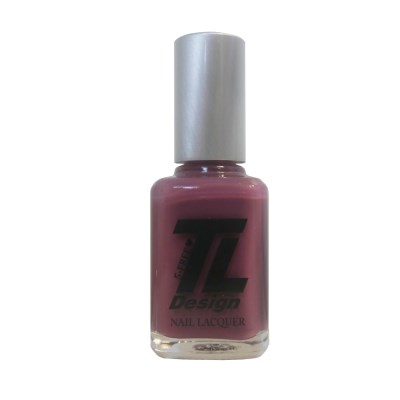 Pink nagellackflaska med silverlock och svart text på framsidan.