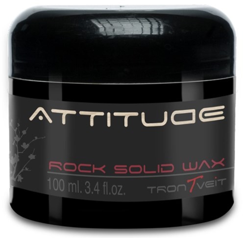 En svart burk märkt 'Attitude Rock Solid Wax' med en design av små grenar. Den innehåller 100 ml hårvax.