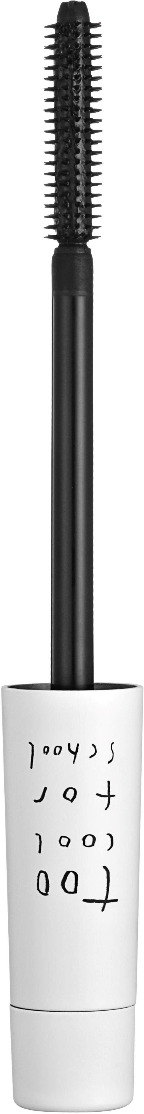 En mascara-borste med vit handtag och handskriven text, används för att applicera makeup på ögonfransar.