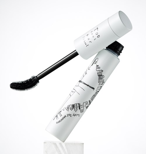 Eine weiße Mascara-Flasche mit schwarzen Zeichnungen und einem Deckel mit Bürste. Es balanciert auf einem kleinen Block.