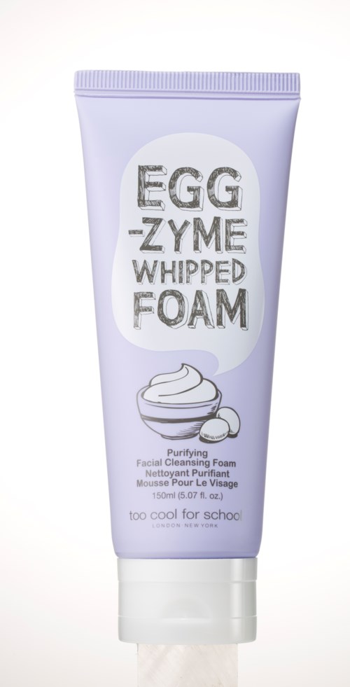 En lilla tube med hudrensskum med bilde av krem og tekst om egg-zym whipped foam.