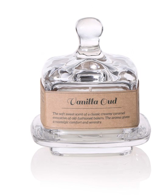 En klar glasburk med lock, märkt "Vanilla Oud," innehåller en produkt med vaniljsmak.
