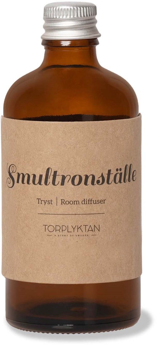 En brun glasflaska med en silverhätta och en beige etikett. Etiketten har svart text som säger 'Smultronställe' och andra detaljer.