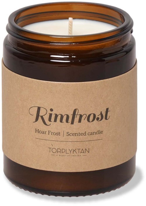 Ett doftljus i en brun glasburk med en enkel brunt pappersetikett, kallad 'Rimfrost' och 'Hoar Frost.'