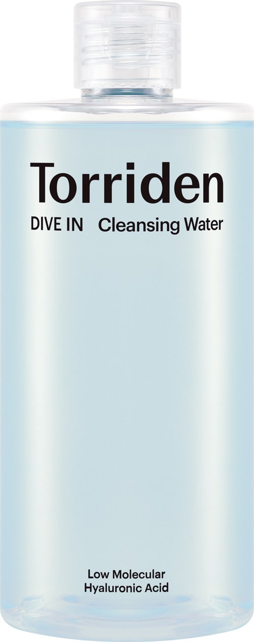 Läpinäkyvä pullo, jossa lukee Torriden Dive In Cleansing Water, sisältää vettä ja hyaluronihappoa.