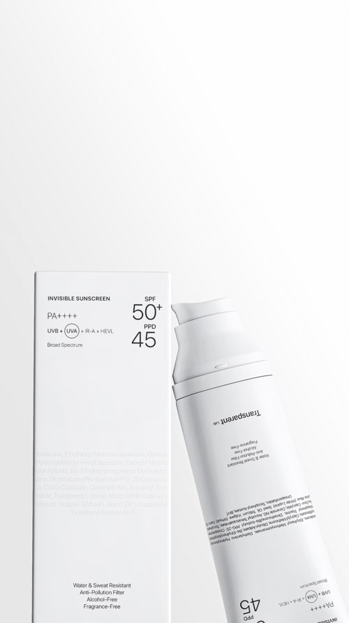 En vit solkrämflaska med SPF 50 och en matchande förpackning bredvid. Flaskan har pump.