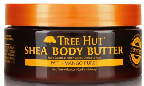 En burk med Tree Hut Shea Body Butter med mango doft, svart och orange etikett, och certifieringslogga.