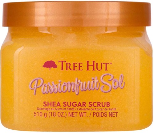 Słoik Tree Hut Passionfruit Scrub, złocisty peeling cukrowy z brązową pokrywką, etykieta zawiera szczegóły produktu.
