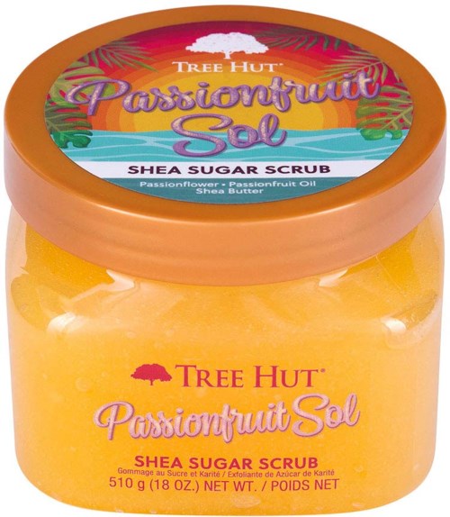 Słoik Tree Hut Passionfruit Salt Shea Sugar Scrub z jasnymi etykietami i pomarańczowym scrubem wewnątrz.