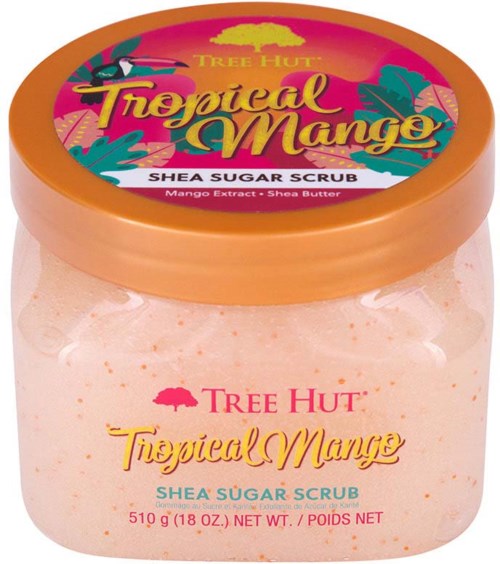 En behållare med Tree Hut Tropical Mango Shea Sugar Scrub med en färgglad etikett och rosa scrub inuti.