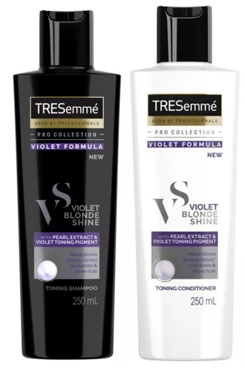 Två hårvårdsflaskor, en schampo och en balsam, med svarta och vita etiketter, violetterre accent och orden 'Violet Blonde Shine.'