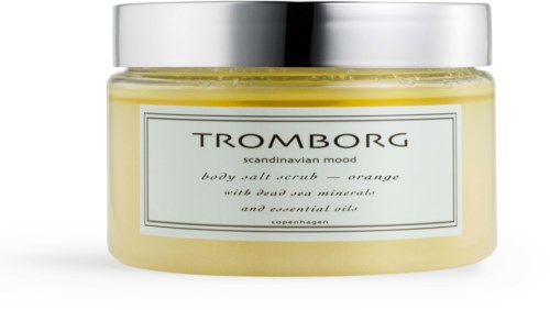 Et glas med kropsalt scrub med appelsin duft, indeholder dødeshavsmineraler og essentielle olier. Labelen siger Tromborg.