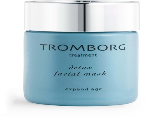 En lyseblå krukke med sølvhætte indeholder en detox ansigtsmaske fra Tromborg. Produktet er til hudpleje.