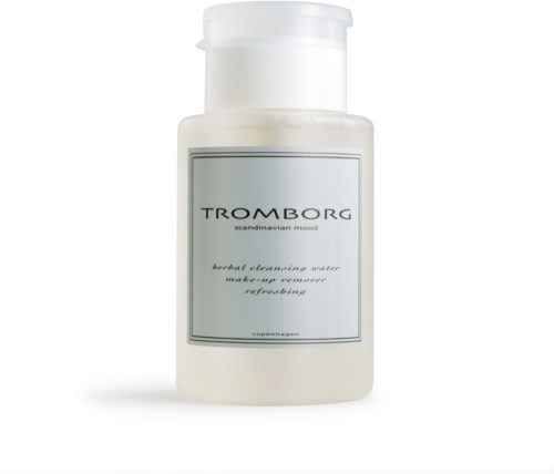 Een wit flesje met een label dat 'TROMBORG' zegt en het als kruidenreinigingswater en make-up remover beschrijft.