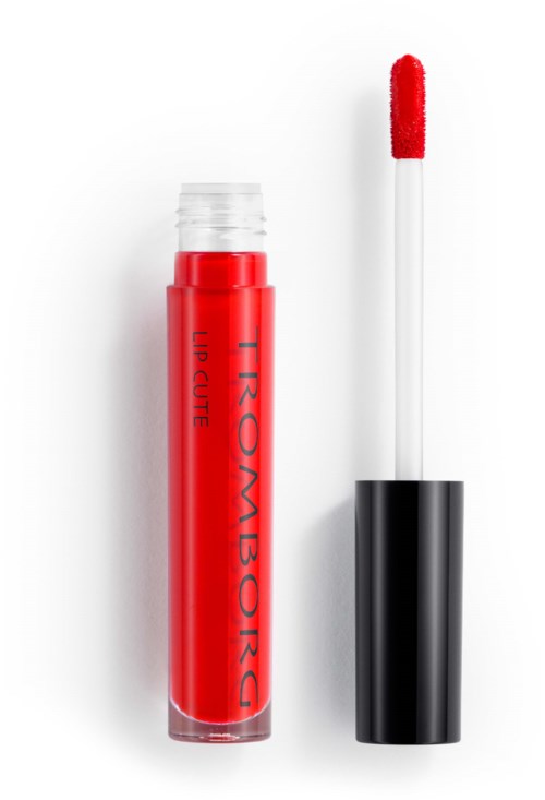Rødt leppestift i klar tube med svart lokk, børste med rød blush. Enkel sminke.