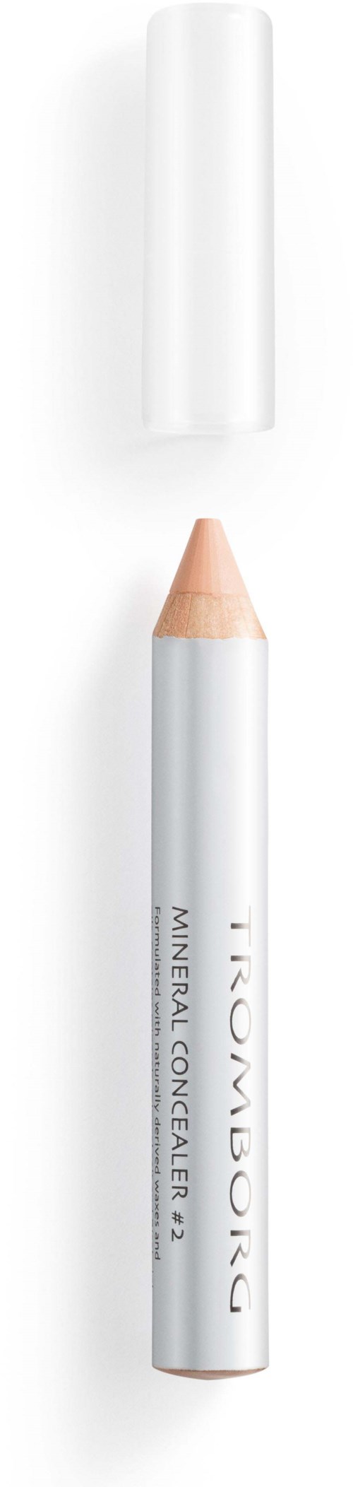 En hvid blyant med beige spids, ved siden af en hvid hætte, på en hvid baggrund.