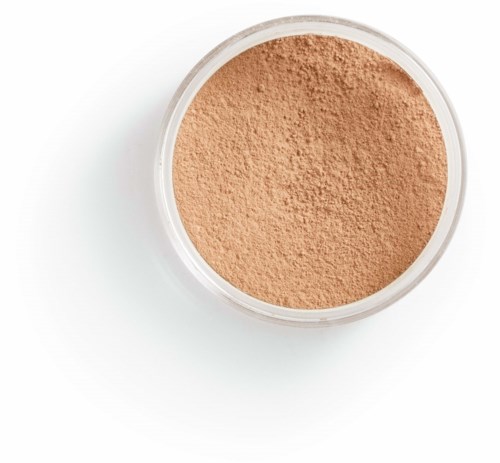 En rund beholder med beige pulver på en hvid baggrund.