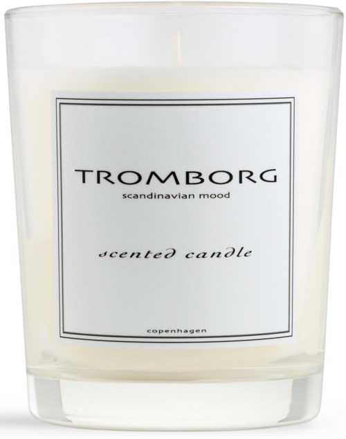 En vit doftljus i glas med en etikett som säger 'TROMBORG Scandinavian Mood' och 'candle'.