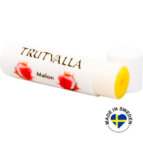 Huultenhoitotuubi, jossa on mansikkakuvia ja Trutvalla Melon -etiketti, valmistettu Ruotsissa.